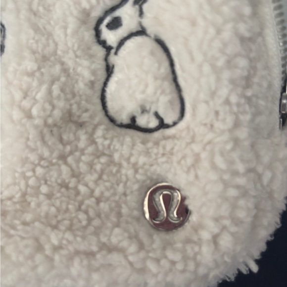 RARE Lululemon White Fleece Bunny Belt Bag - Picture 9 of 10